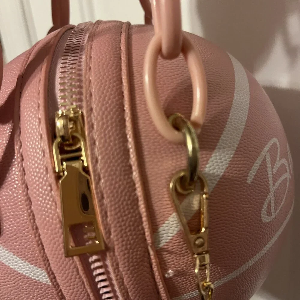 Adorable pink round basketball purse - Picture 4 of 10